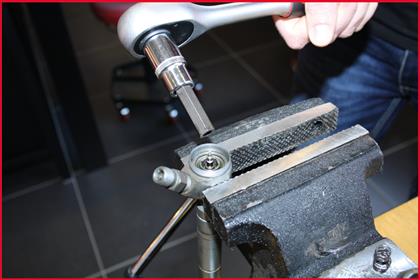 1/2" Spezialstecknuss 10 mm mit Bohrung
